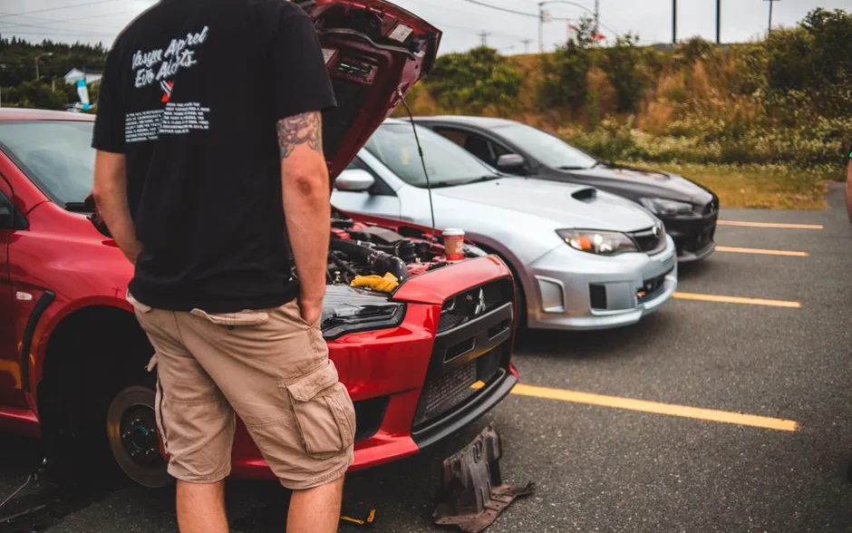 Contrôle du moteur d’une voiture d’occasion, capot ouvert